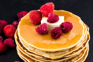  Berry meyve ve ballı krep. Seçici odak