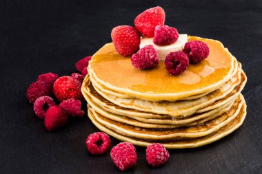  Berry meyve ve ballı krep. Seçici odak