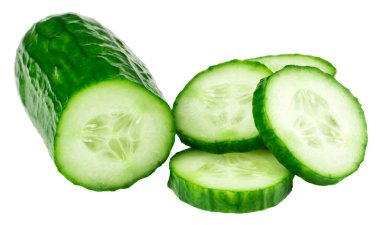 Taze salatalık, doğranmış salatalık, beyaz izole