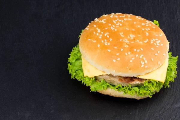 Φρέσκο νόστιμο burger σε μαύρο φόντο με υφή — Φωτογραφία Αρχείου