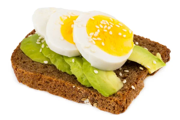 Sandwich con aguacate y huevo cocido aislado sobre blanco — Foto de Stock