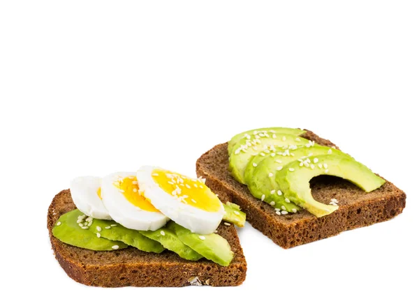 Tostadas de aguacate con huevo, sobre fondo blanco — Foto de Stock