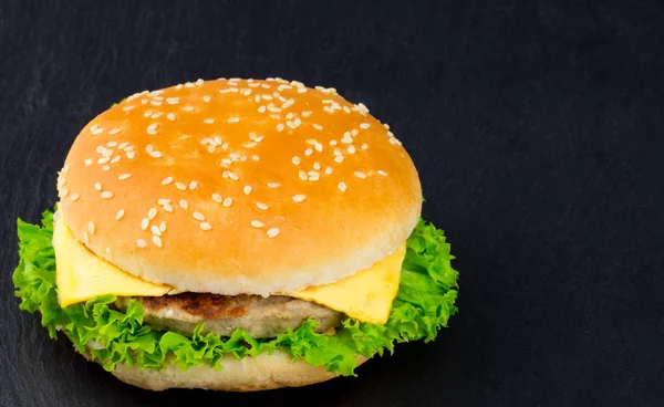 Φρέσκο νόστιμο burger σε μαύρο φόντο με υφή — Φωτογραφία Αρχείου