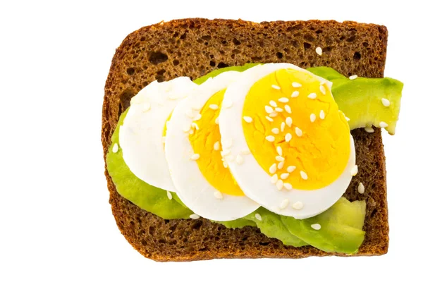 Сендвіч з авокадо і варене яйце ізольовано на білому — стокове фото