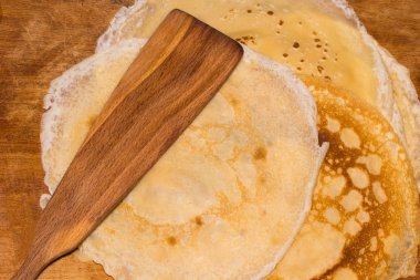 Eski ahşap masada kızarmış krep. Üst görünüm