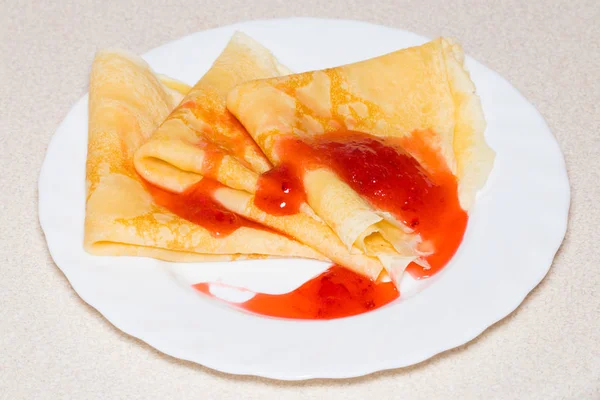 Tortitas dulces con mermelada de fresa en un plato blanco —  Fotos de Stock