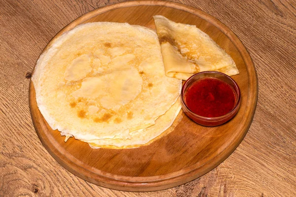 Μαρμελάδα φράουλα σε μια στοίβα από pancakes. Ρωσική blini για το tabl — Φωτογραφία Αρχείου