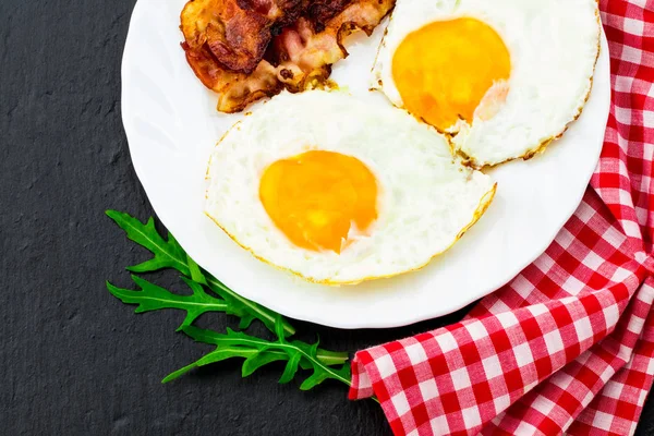 Английский завтрак - яичница с беконом. Вид сверху — стоковое фото