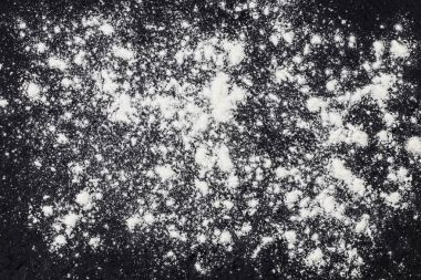 Beyaz un arduvaz arka plan üzerinde. Üstten Görünüm yazı tahtası üzerinde. C pişirme