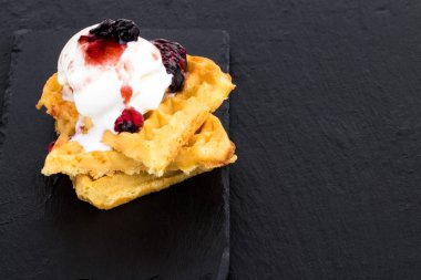 Dondurma ve reçel koyu backgro tarih ile Belçika waffle tabak