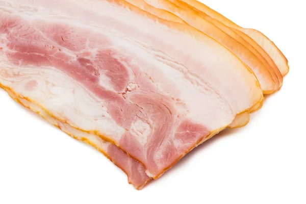 Skivad bacon isolerad på vit bakgrund cutout — Stockfoto
