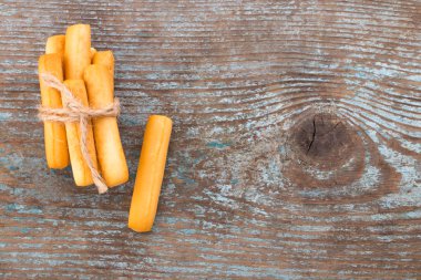 Çıtır çıtır ekmek sopa ahşap masa arka plan üzerinde