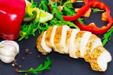 Diyet yemekleri - ızgara tavuk göğsü ile rucola bırakır ve 