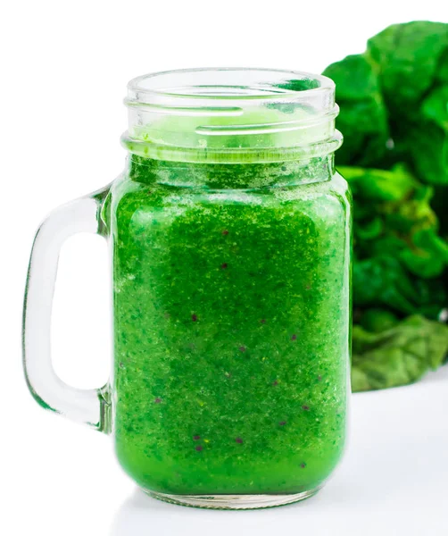 Smoothie verde saludable con espinacas en una taza de tarro aislado en whi — Foto de Stock