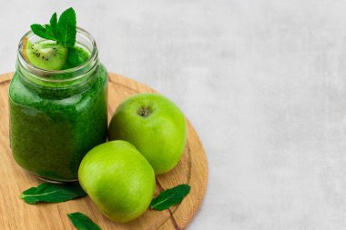 Ispanaklı madde ile bir kavanoz kupa sağlıklı yeşil smoothie