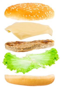 Beyaz arka plan üzerinde uçan maddeler ile lezzetli hamburger