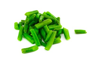 Beyaz arkaplanda yeşil fasulyeler izole edilmiş.