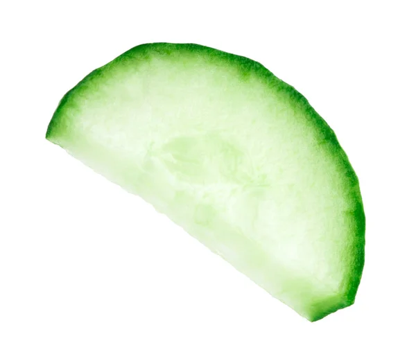 Шматочки зеленого огірка ізольовані на білому — стокове фото