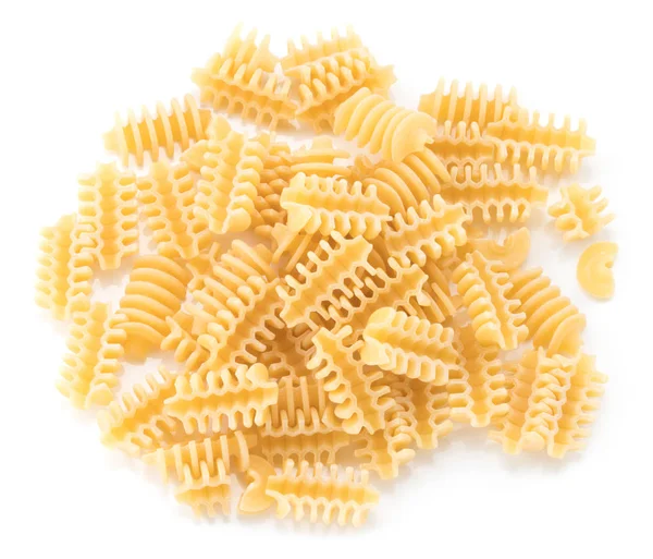 Rauwe Italiaanse pasta geïsoleerd op witte achtergrond — Stockfoto