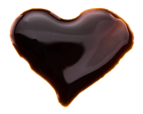 Inima din sirop de ciocolată, izolată pe alb — Fotografie, imagine de stoc