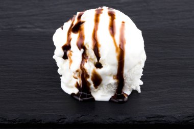  dondurma topları siyah arka plan, üst v üzerine çikolata sosu ile