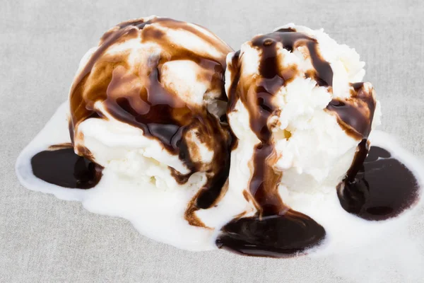 Eiskugeln mit Schokoladensauce auf grauem Hintergrund, Top Vie — Stockfoto