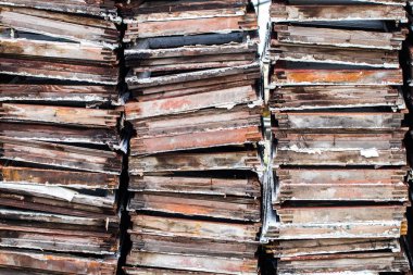 arka plan veya doku için yığılmış eski ahşap plakalar