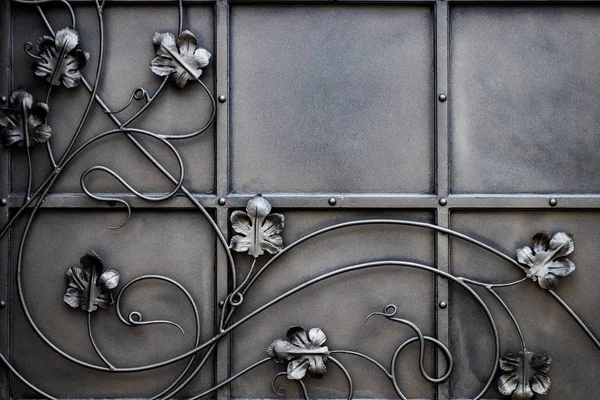 Detalhes, estrutura e ornamentos de portão de ferro forjado. Décimo floral — Fotografia de Stock