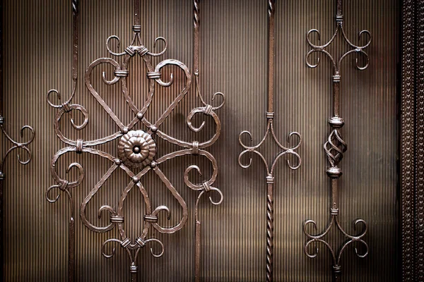 Detaljer, struktur och ornament av smidd järngrind. Blommig dec — Stockfoto