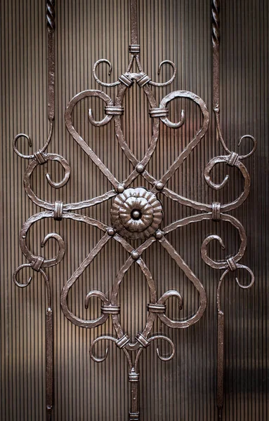 Detalhes, estrutura e ornamentos de portão de ferro forjado. Décimo floral — Fotografia de Stock