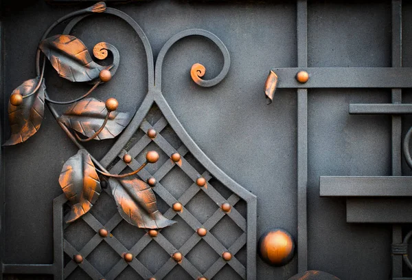 Bilgi, yapısı ve süs Dövme demir kapısı. Çiçek Aralık