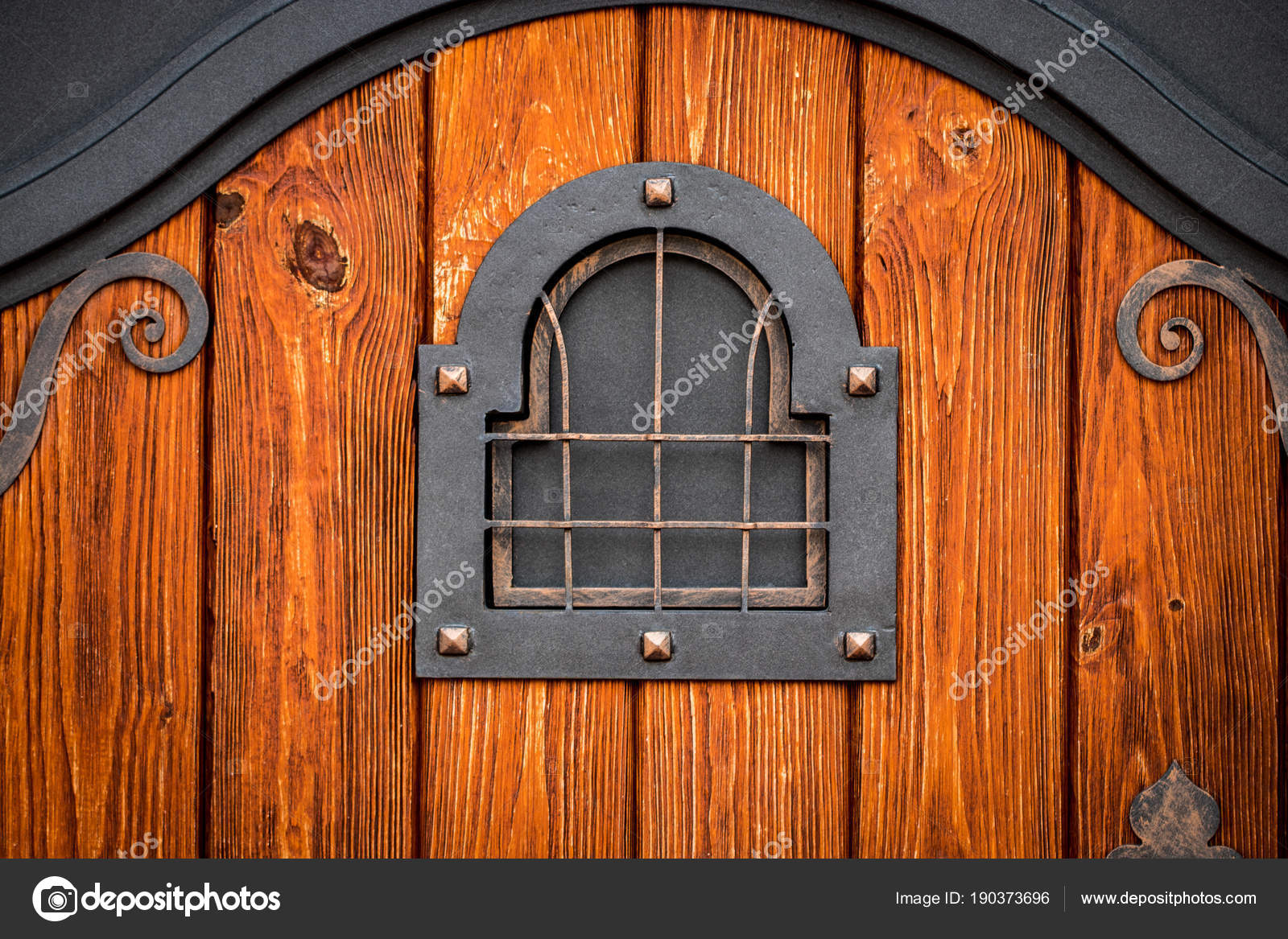 Porte En Bois Avec Des éléments En Fer Forgé Bouchent