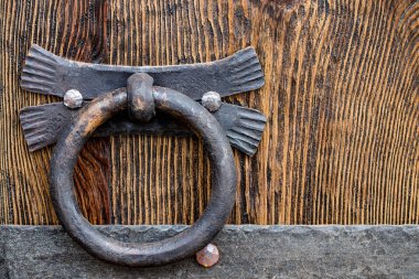 İşlenmiş demir elementli ahşap kapı. Yaklaş.