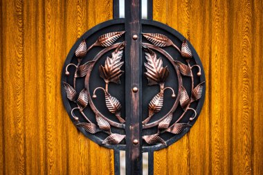 İşlenmiş demir elementli ahşap kapı. Yaklaş.
