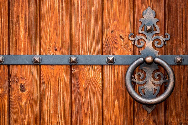 Dřevěná brána s tepanými železnými prvky zavřít — Stock fotografie