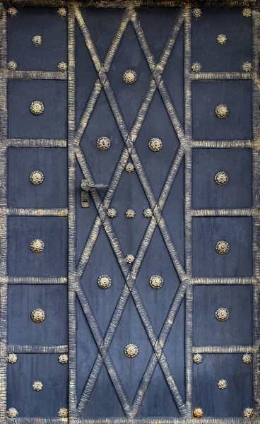 Детали и украшения из кованого железа с воротами — стоковое фото