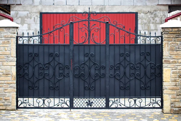 Puertas de hierro forjado, forja ornamental, elementos forjados close-u — Foto de Stock