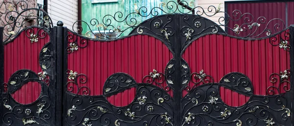 Кованые железные ворота, декоративная ковка, кованые элементы близко-у — стоковое фото