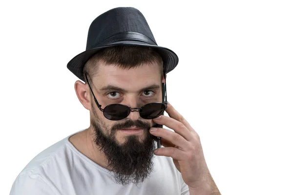 모자와 선글라스 화이트 b에 고립 된 젊은 hipster 남자 — 스톡 사진