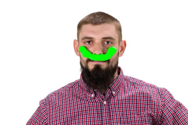 Hombre barbudo divertido con arcilla verde en lugar de bigotes. Retrato —  Fotos de Stock