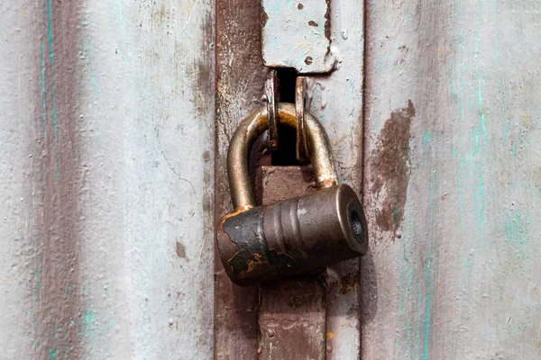 Ancienne porte de fer verrouillée avec cadenas en acier, Gros plan — Photo