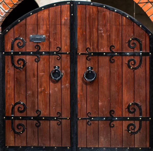 Старые деревянные ворота с металлической отделкой крупным планом — стоковое фото