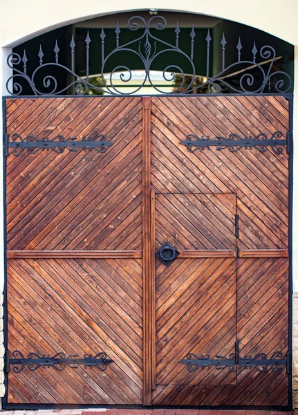 金属製の装飾と古い木製の門をクローズ アップ — ストック写真