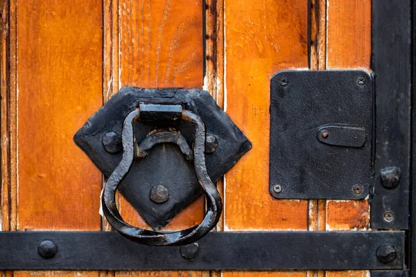 Fechar a porta de madeira velha com decoração de metal — Fotografia de Stock