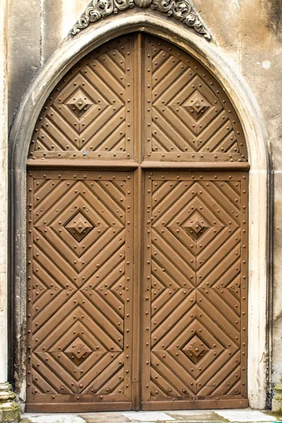 Close up of old wooden door with metal decoration — Stock Photo, Image