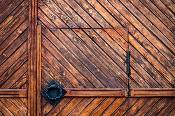 Fechar a porta de madeira velha com decoração de metal — Fotografia de Stock