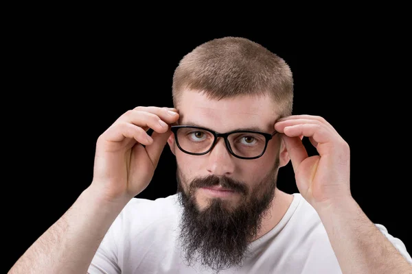 Fröhlich lächelnder junger Geschäftsmann, der seine Brille berührt — Stockfoto