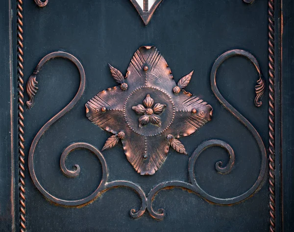 Partes decorativas de puertas de metal, elementos de forja a mano —  Fotos de Stock