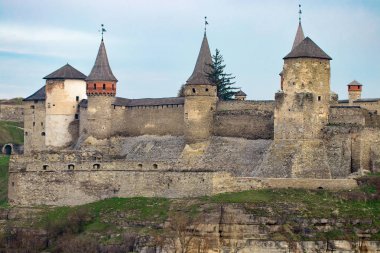 14. yüzyılda Kamianets Podilskyi kale Görünümü 