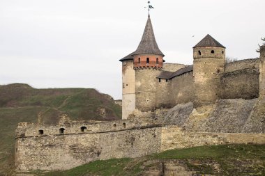 14. yüzyılda Kamianets Podilskyi kale Görünümü 